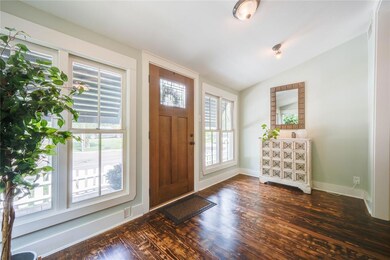 A front entry with ample natural light provides ex