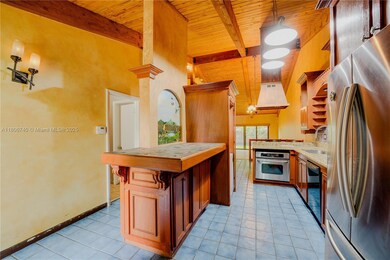 10181 E Cypress Ct, Pembroke Pines, FL 33026 - photo 5