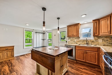 Kitchen w Island