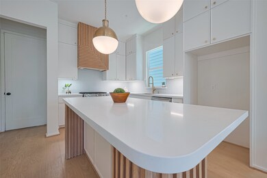 Beautiful high-end finishes in this kitchen! 2 bra