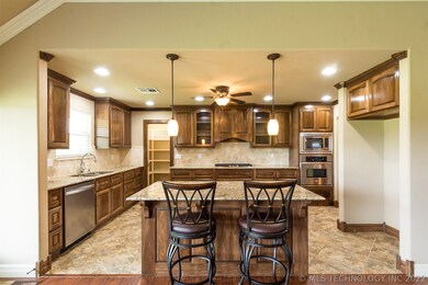Sit up bar in kitchen, large island with granite c