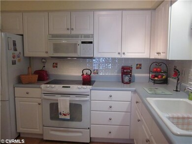 Kitchen - Beautiful, Bright Kitchen with Upgraded 