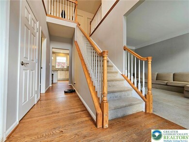 FOYER w/COAT CLOSET