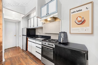 459 Hudson St unit 2A, New York, NY 10014 - photo 2