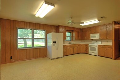 108 W Nimitz St, Fredericksburg, TX 78624 - photo 4