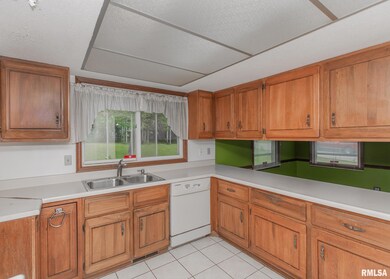 2824 E 39th St, Davenport, IA 52807 - photo 5