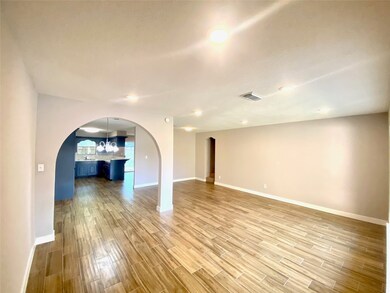 8318 Misty Vale Ln, Houston, TX 77075 - photo 4