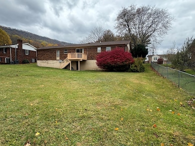 619 Robin St, Bluefield, VA 24605 - photo 3