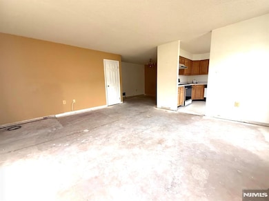 32 Columbus Dr unit 215, Franklin Park, NJ 08823 - photo 4