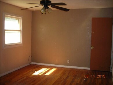 Large Bedroom w/walkin closet and hardwood floors