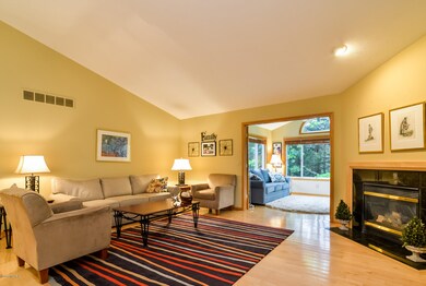 007-Living_Room-4692038-medium
