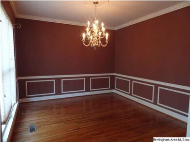 This spacious dining room will accomodate a banque