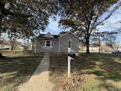 904 W Johnson St, Vandalia, IL 62471 - photo 2