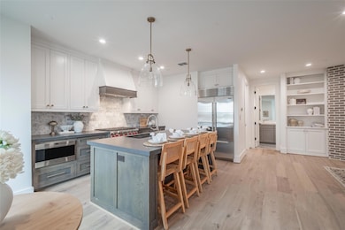 Kitchen with a kitchen island with sink, premium r
