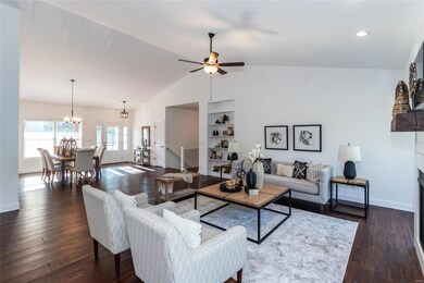 Vaulted ceiling, built-in bookcase - the extra det