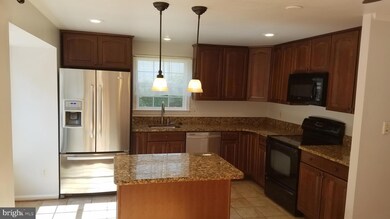 13867 Laura Ratcliff Ct, Centreville, VA 20121 - photo 5