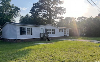 Manufactured / mobile home with crawl space and a front lawn
