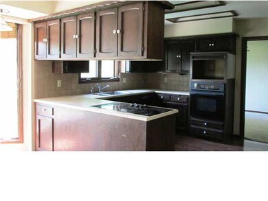 Kitchen with breakfast bar