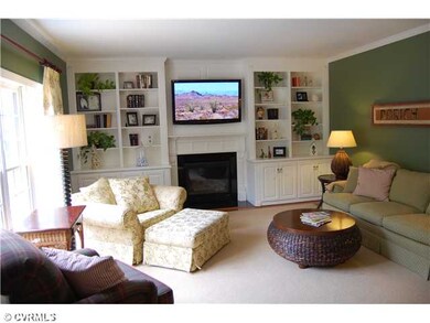 Den/Family/Great Room - Hardwood floors, 10 foot c