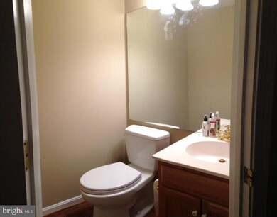8208 Crossbrook Ct unit B, Lorton, VA 22079 - photo 5