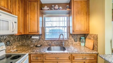 408 Windsor R, West Palm Beach, FL 33417 - photo 5