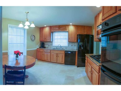 Enjoy meal preparation or entertaining in the upda