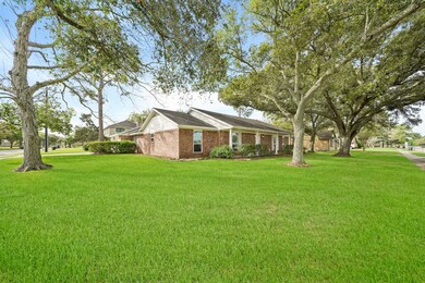 2105 Ryan Dr, Alvin, TX 77511 - photo 2