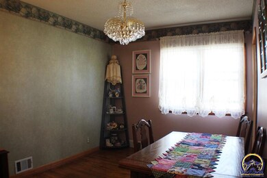 1405 SW Burnett Rd, Topeka, KS 66604 - photo 6