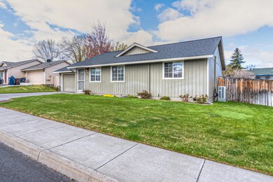 2041 SW 31st St, Redmond, OR 97756 - photo 3