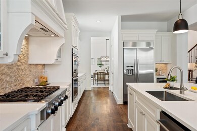 Kitchen with appliances with stainless steel fini