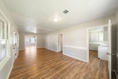 217 N Beauregard St, Alvin, TX 77511 - photo 4