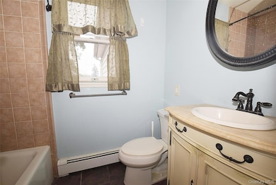 15 N Crescent Dr unit 2, Farmingdale, NY 11735 - photo 2
