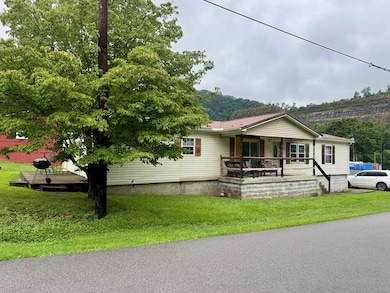 158 Caloric Rd, Mullens, WV 25882 - photo 5