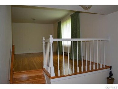 Large Lving Room - Hardwood Floors