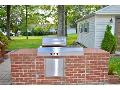 Look at this terrific built in gas grill, storage 