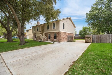 305 Gleneagles Dr, Friendswood, TX 77546 - photo 3