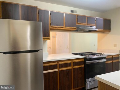 2004 Waters Edge Dr unit 2004, Newark, DE 19702 - photo 5