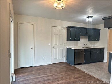 Big Pantry, new appliances, quartz counters, new s
