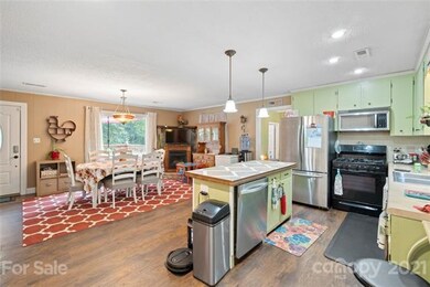 Spacious Kitchen w/Dining area