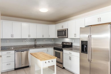 New Cabinets, Backsplash, SS Appliances!
