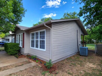 525 Euclid St, Cleburne, TX 76033 - photo 4