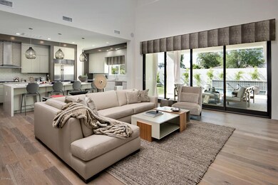 02 LIVING ROOM
