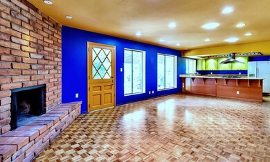 201 E McLellan Blvd-large-004-4-Family R