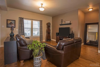 927 NW 17th St, Redmond, OR 97756 - photo 4