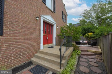 1335 Chetworth Ct, Alexandria, VA 22314 - photo 2