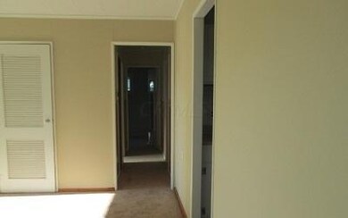 LivRm_Hall