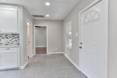 918 W Snyder St, Alvin, TX 77511 - photo 5