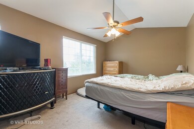 611 E Victoria Cir unit 22/6, North Aurora, IL 60542 - photo 7