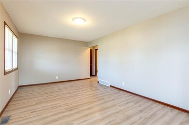 2701 SE 8th St, Des Moines, IA 50315 - photo 3
