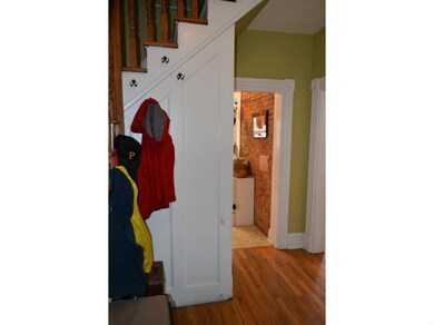 Entry/Foyer.